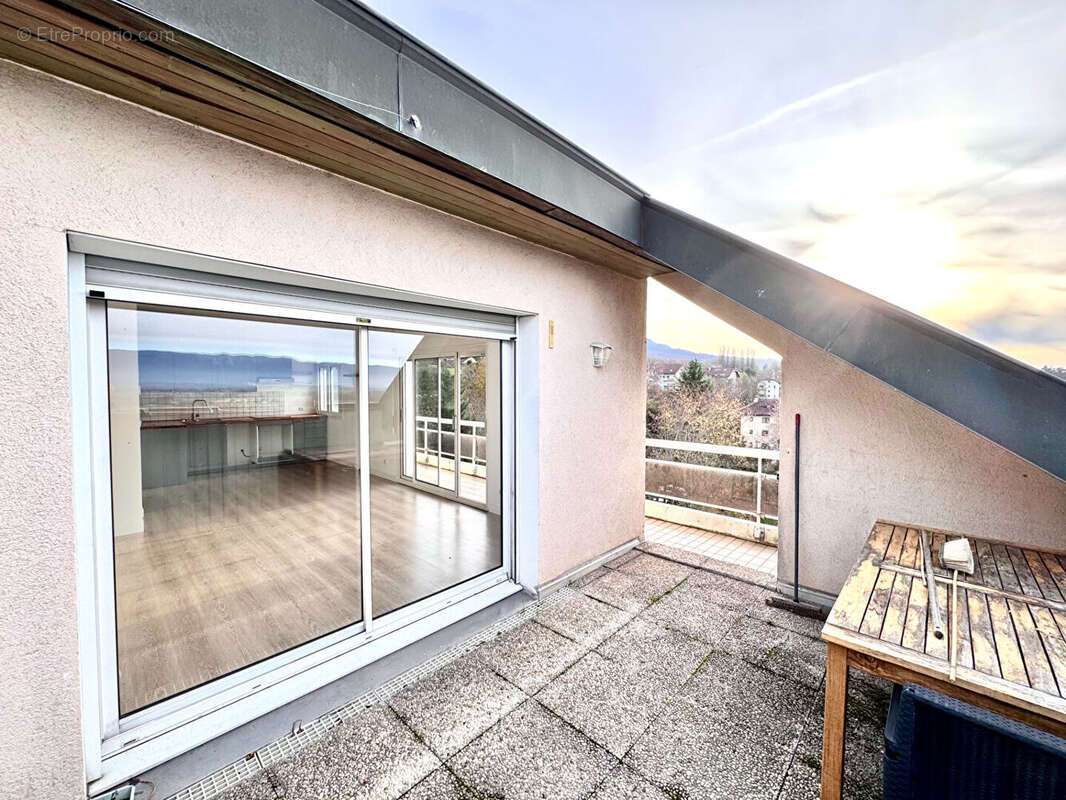 Appartement à COLLONGES-SOUS-SALEVE