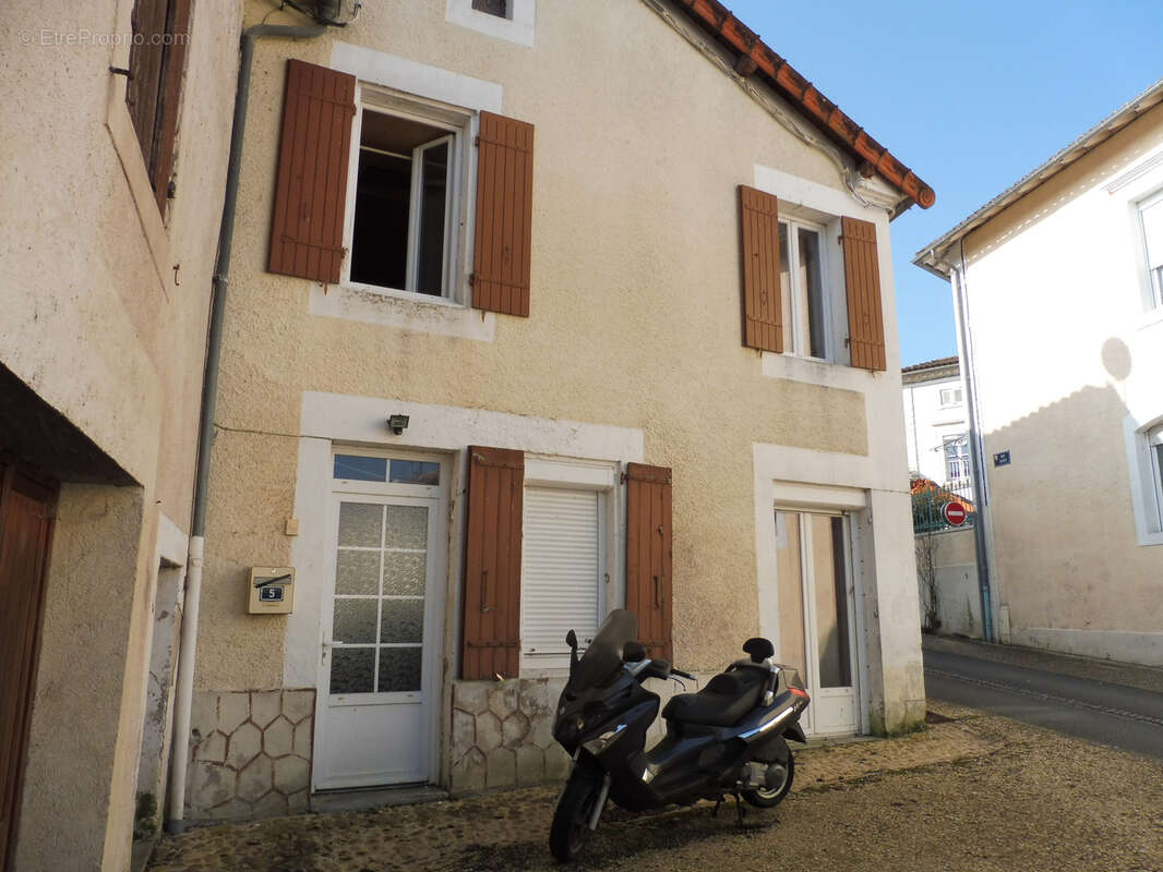 Maison à SAINT-VINCENT-DE-CONNEZAC