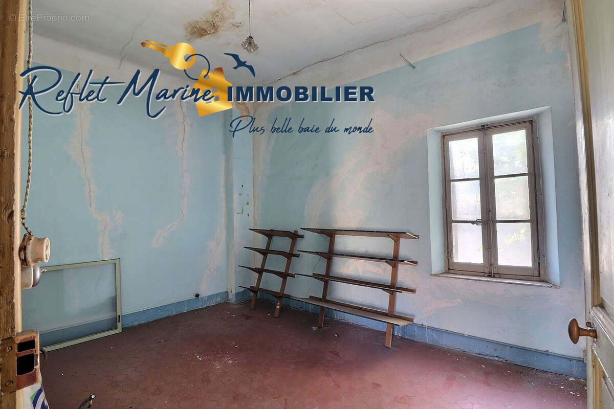 A MARSEILLE LE CABOT - Immeuble R+1 avec local commercial et cour - photo 5