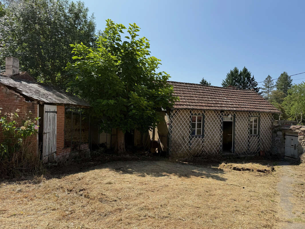 Auv 1227 : Maison de bourg à rénover, jardin, garages et grange - photo 24
