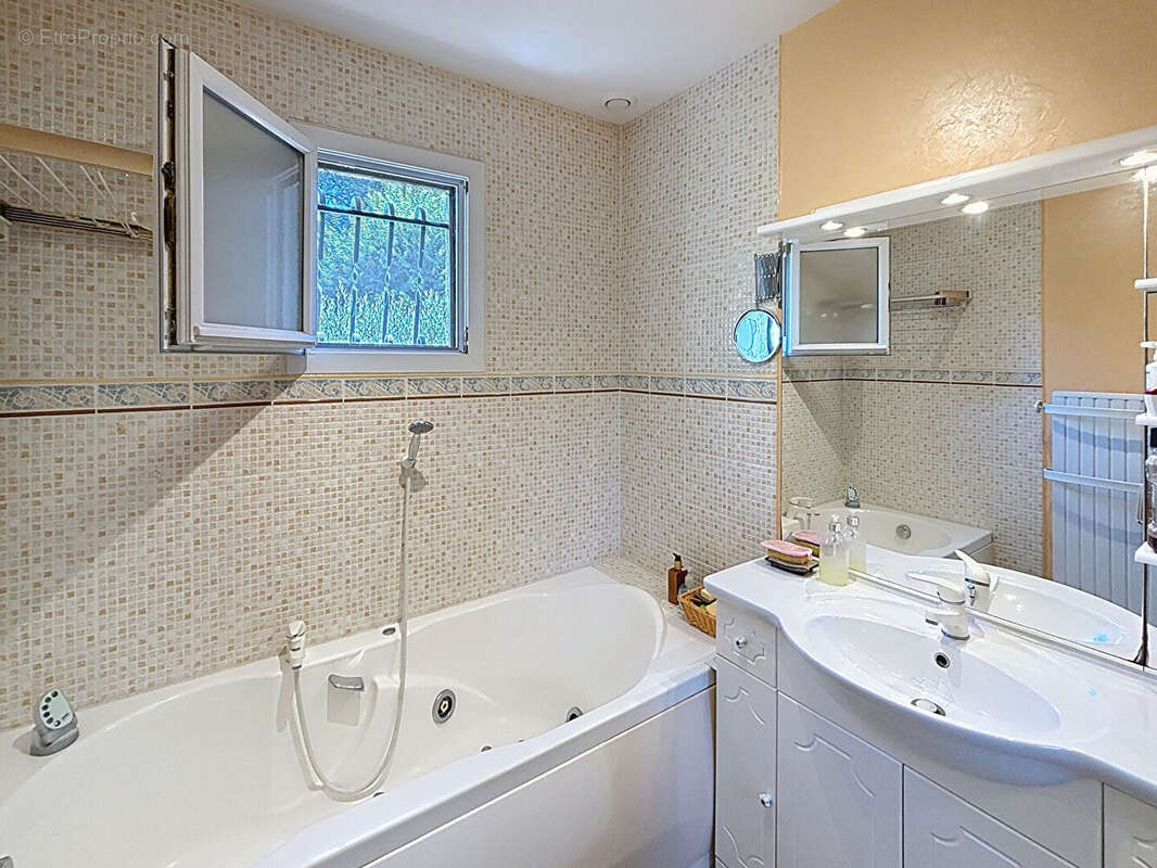 Maison à LE PUY-SAINTE-REPARADE