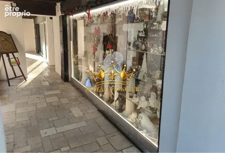 Boutique de 64 m2 avec ou sans fonds de commerce d'une valeur de 15 000 euros  - Maison à LA ROCHE-POSAY