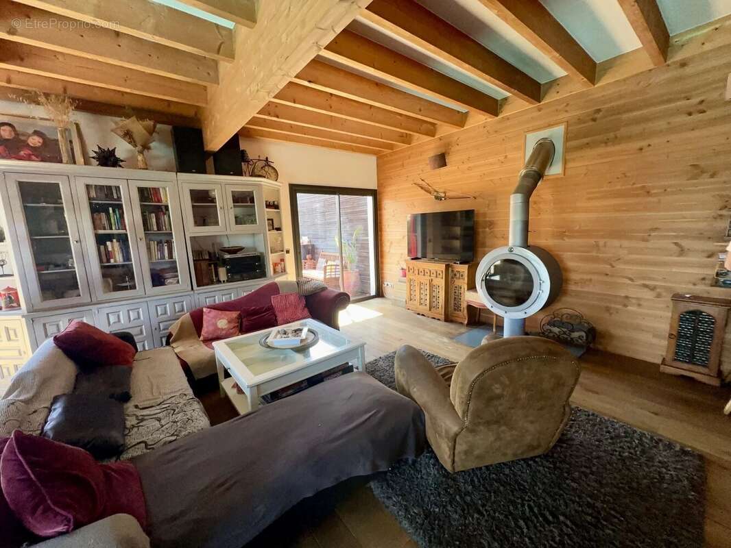 Maison à OPOUL-PERILLOS