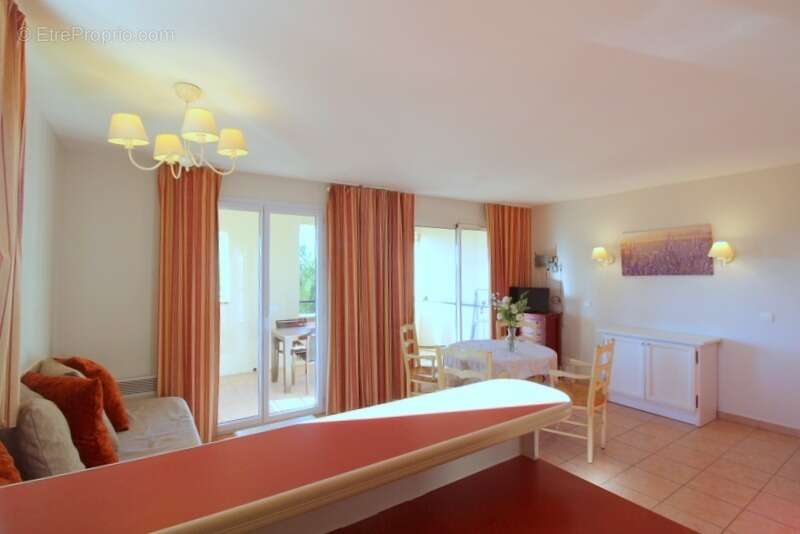 Domaine de Pont royal, spacieux et lumineux appartement de 40 m2,belle vue, localisé en angle, une chambre,  grande loggia terra - photo 9