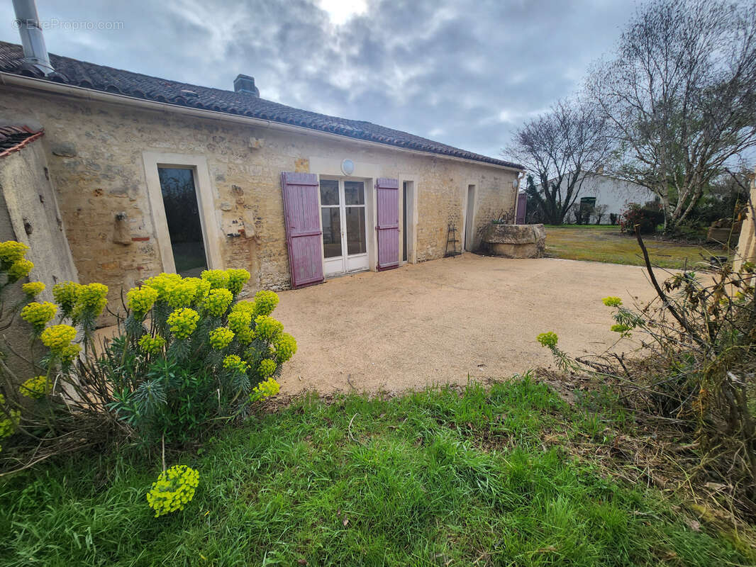 Maison à SAINTE-GEMME-LA-PLAINE