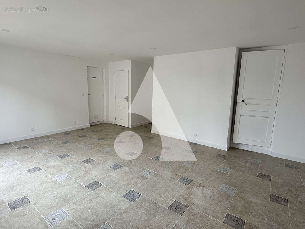 Commerce à VAUX-SUR-SEINE