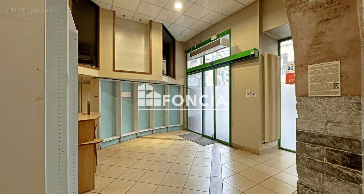 Local commercial de 190 m² - photo 5