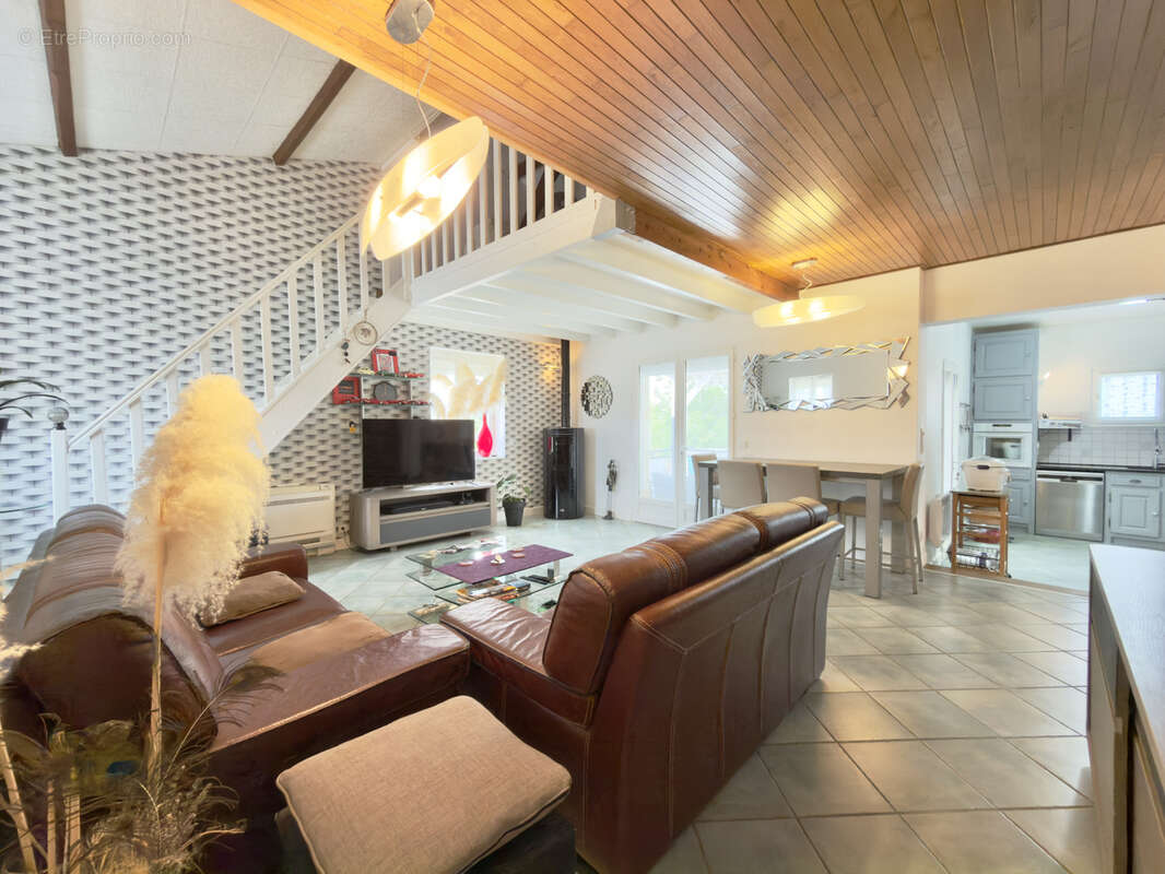 Maison en pierre avec piscine. - photo 9