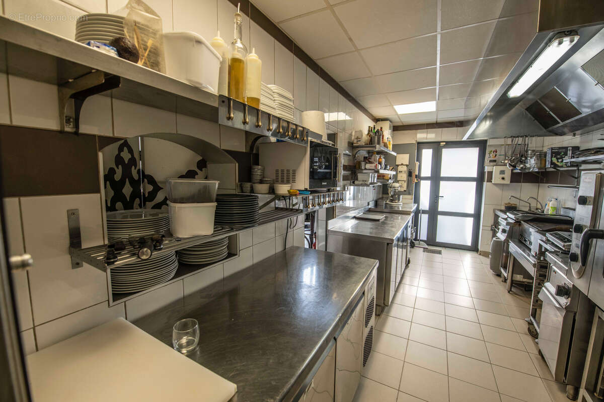 Commerce à SAINT-SATURNIN-DE-LUCIAN