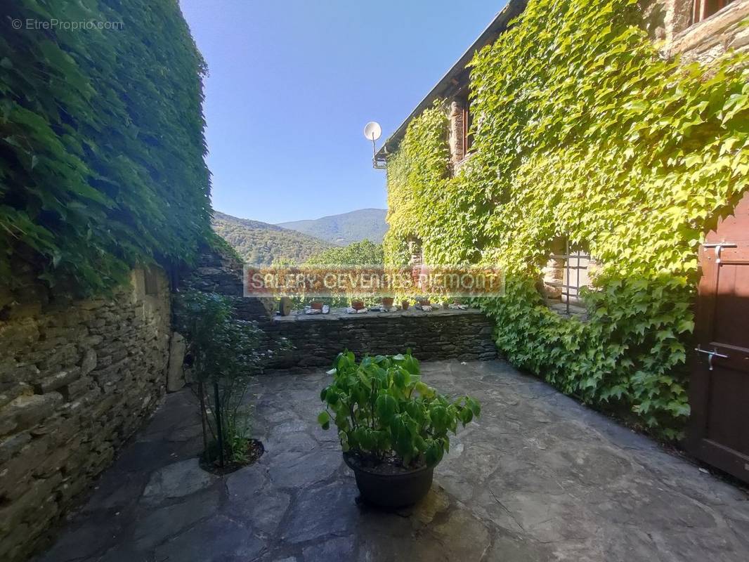 Maison à SAINT-GERMAIN-DE-CALBERTE