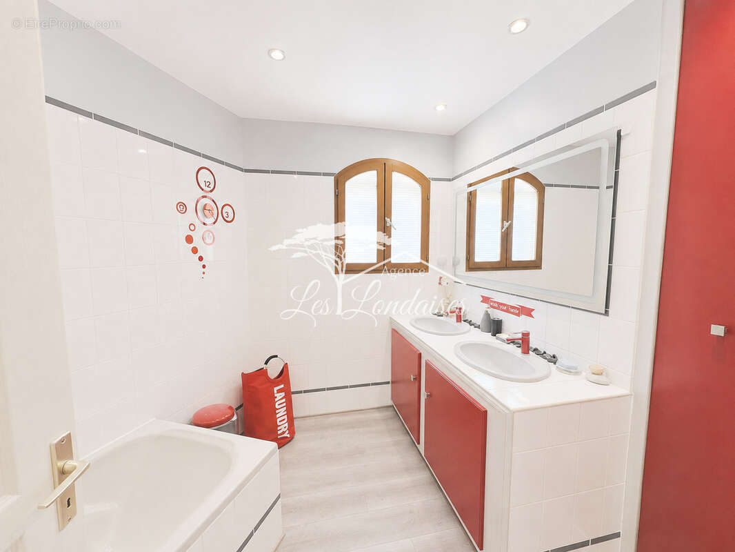 Villa provençale de caractère T5 avec Piscine -env. 160 m2 habitables   terrain arboré de 1 500 m2 - photo 8