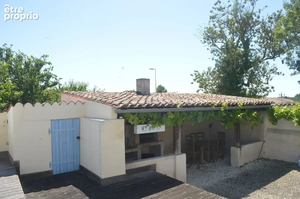 Maison avec piscine, commerces à pied ,dépendances et  grands garages, proche TGV et plages - photo 12