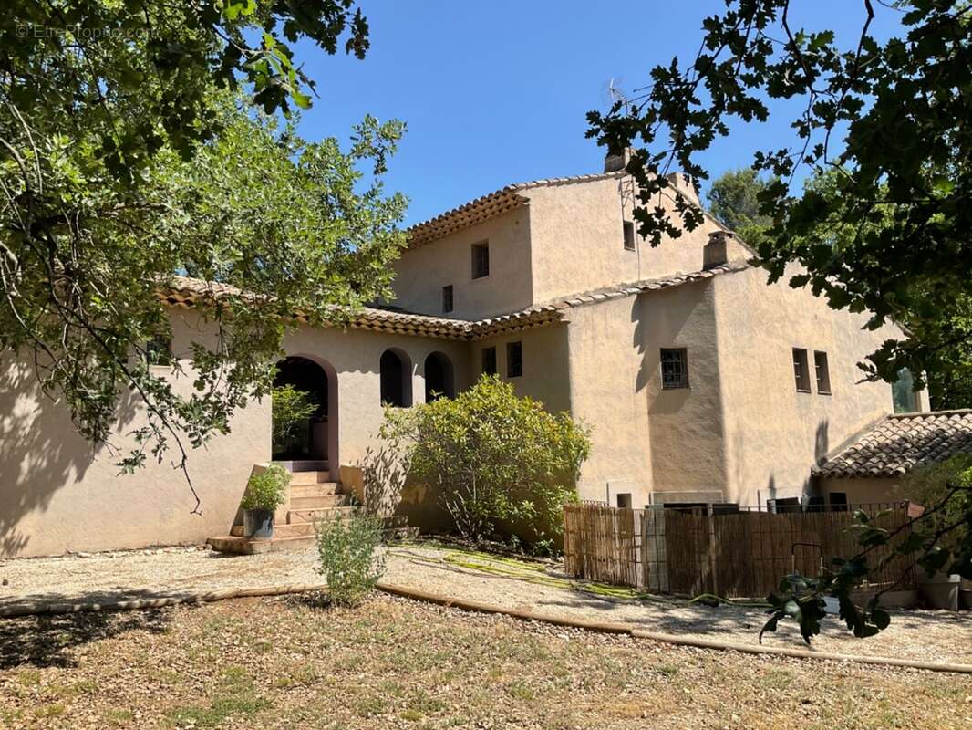 Proprieté  à 20 mns d'Aix en Provence sur la commune de Rognes  380m2 avec 8 chambres - photo 19