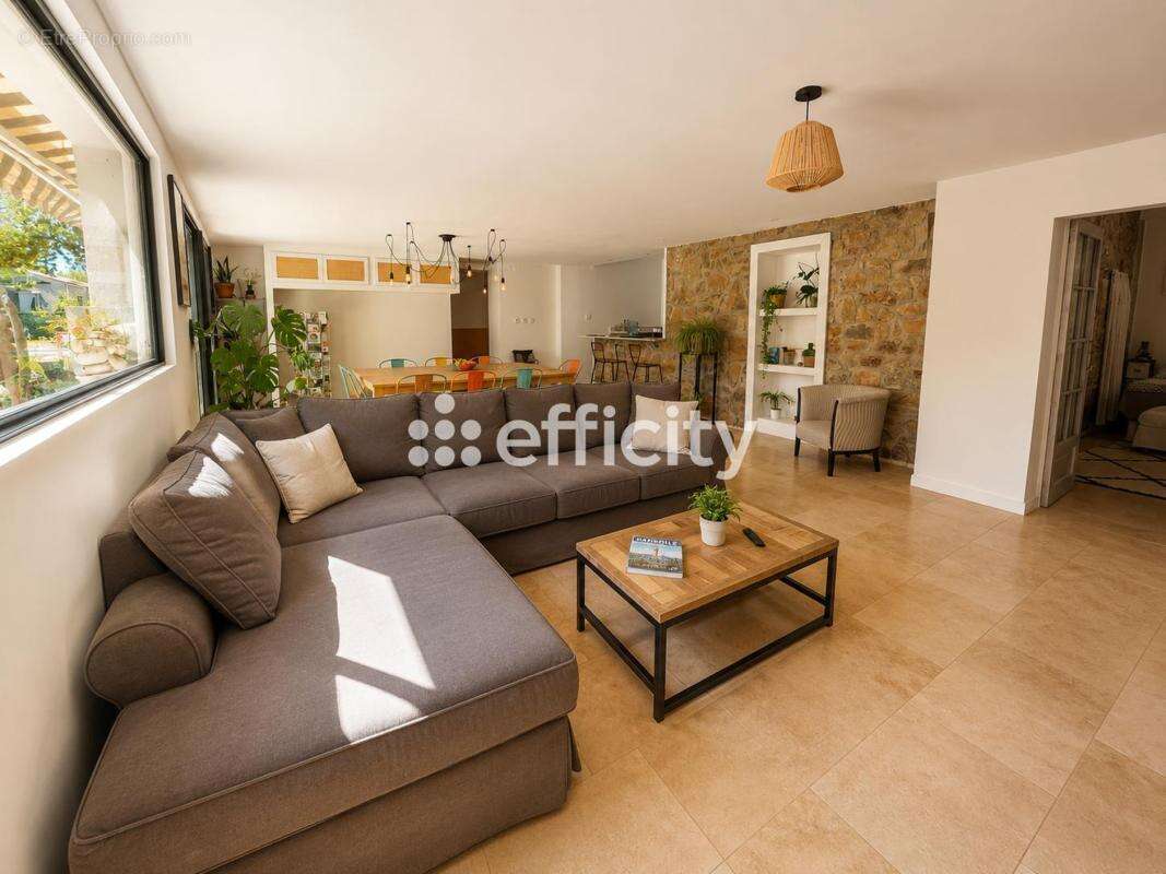 Maison 153 m² à Saint-Maximin-La-Sainte-Baume  - photo 5