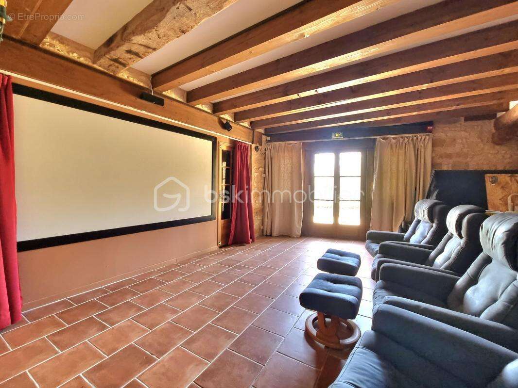 Propriété 14 pièces, 8 chambres, granges, cave et jardin - photo 8