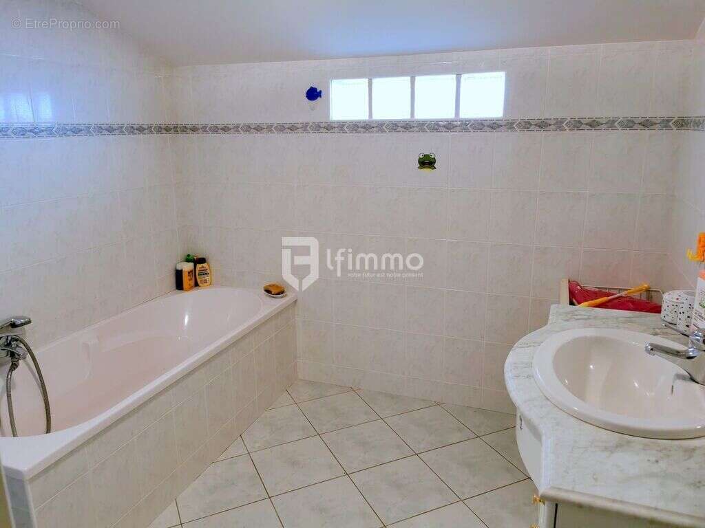 Maison à SAINT-LAURENT-SUR-GORRE