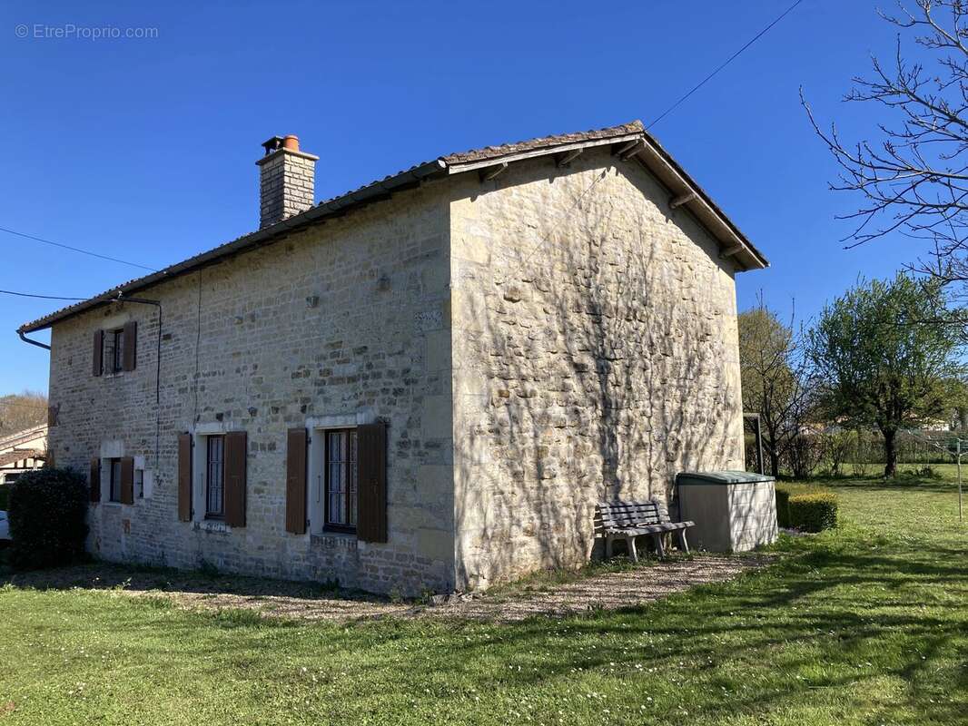 Maison à CLUSSAIS-LA-POMMERAIE