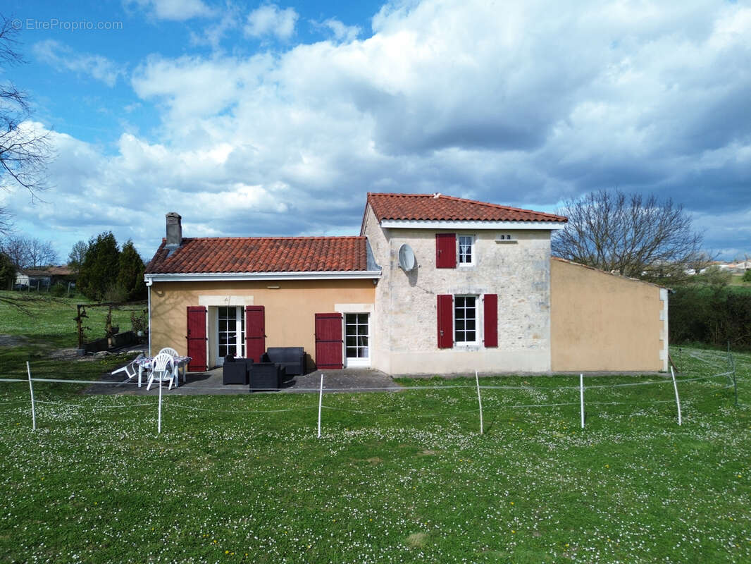 Maison à BAIGNES-SAINTE-RADEGONDE