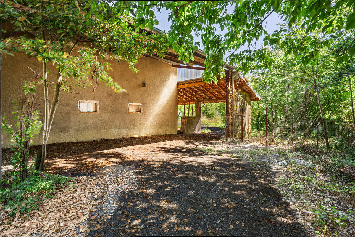 Grange à réhabiliter sur un terrain de 934m2 - photo 2
