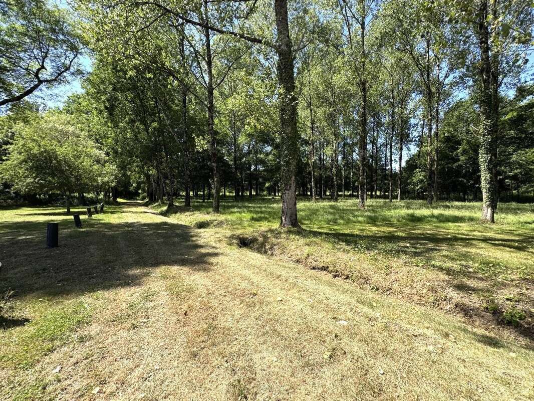 Propriété de caractère, indépendante, avec de vastes jardins privés et un bois - photo 17