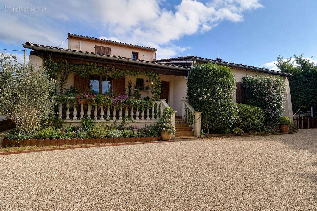 Maison à ENTRAIGUES-SUR-LA-SORGUE