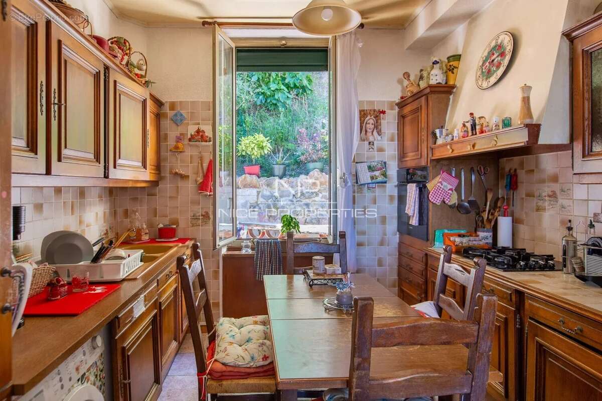 Beaulieu-sur-mer, bel appartement en dernier étage à rénover. - photo 7
