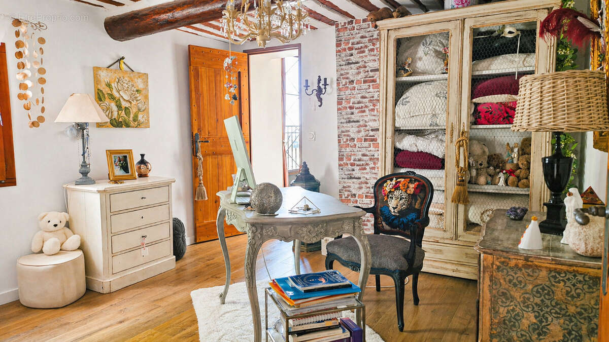 Maison à LA ROQUE-SUR-PERNES