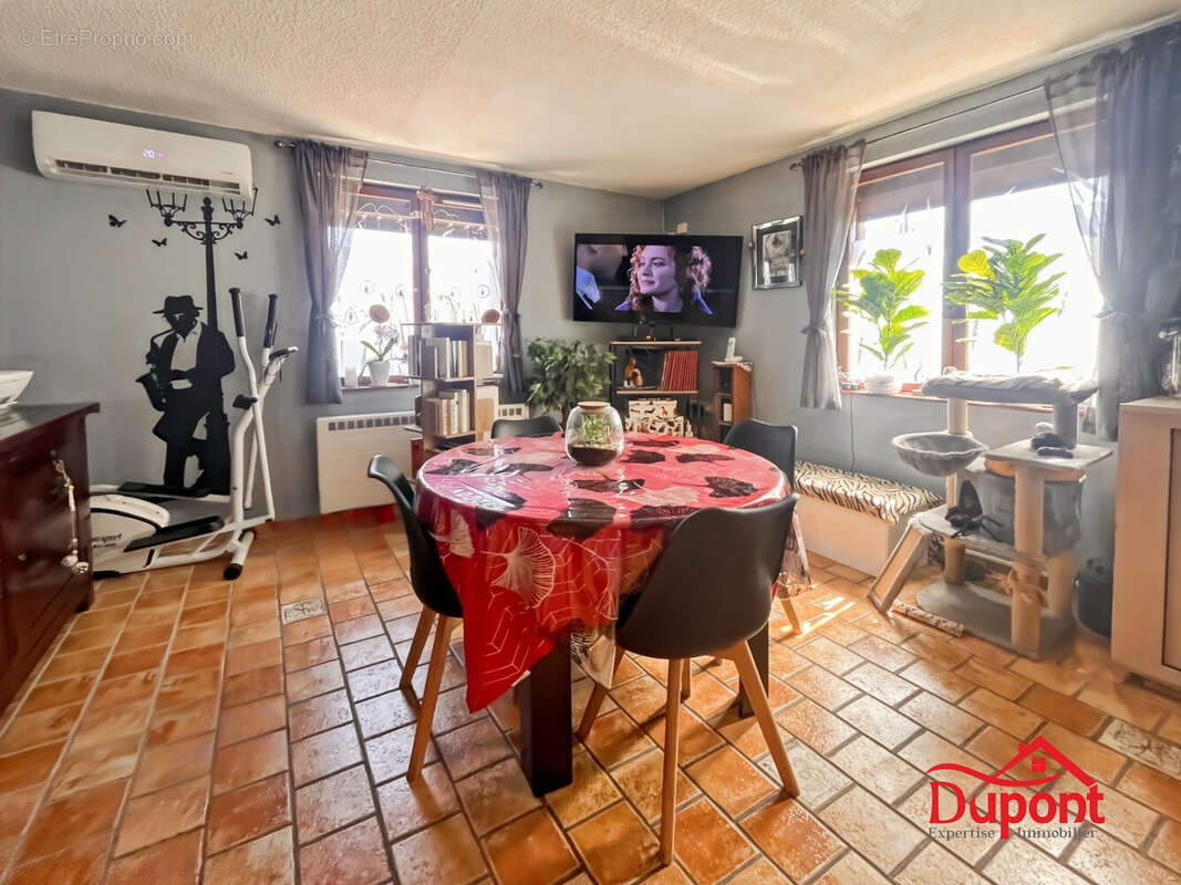 Maison à QUIEVRECHAIN