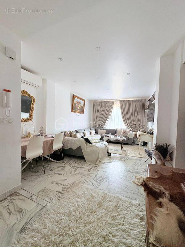 Appartement à SAINT-LAURENT-DU-VAR