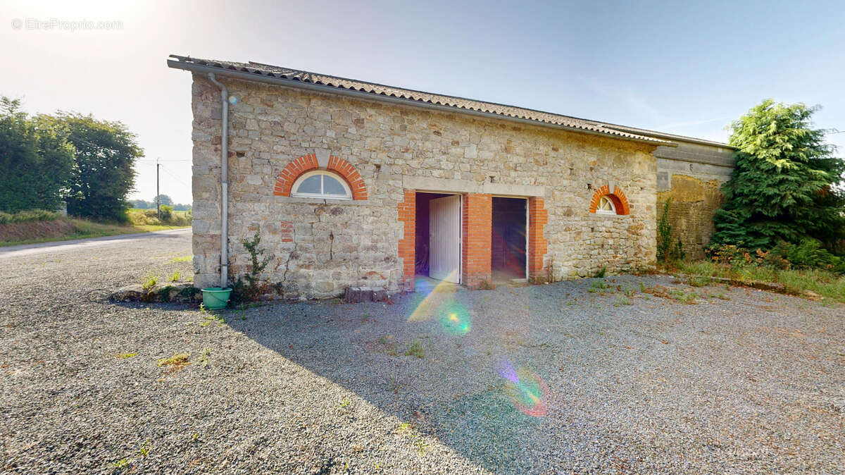 Ensemble immobilier avec habitation, dépendances sur terrain d'environ 9300m2. - photo 17