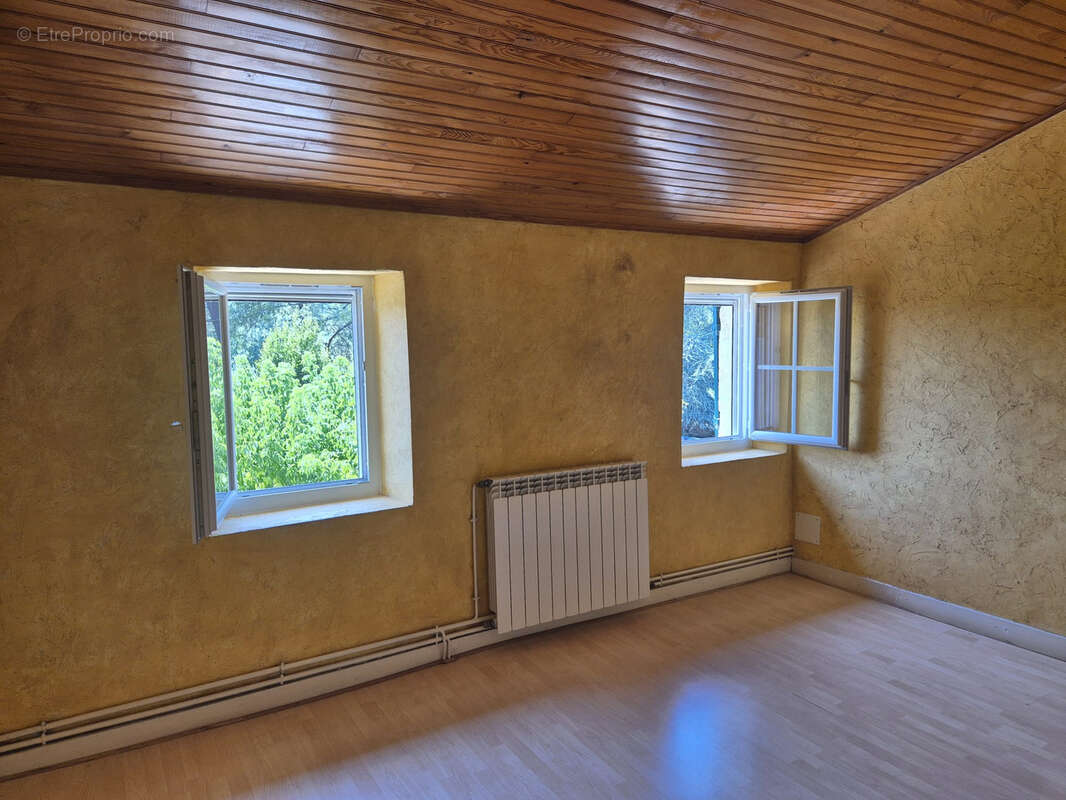 Maison en pierre de 209 m2 avec piscine et dépendances sur un terrain clos de 7075 m2 - photo 10