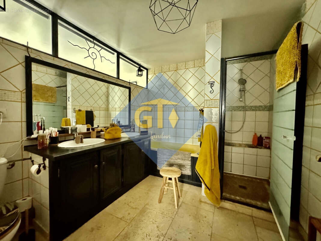 Maison à LAUDUN-L'ARDOISE