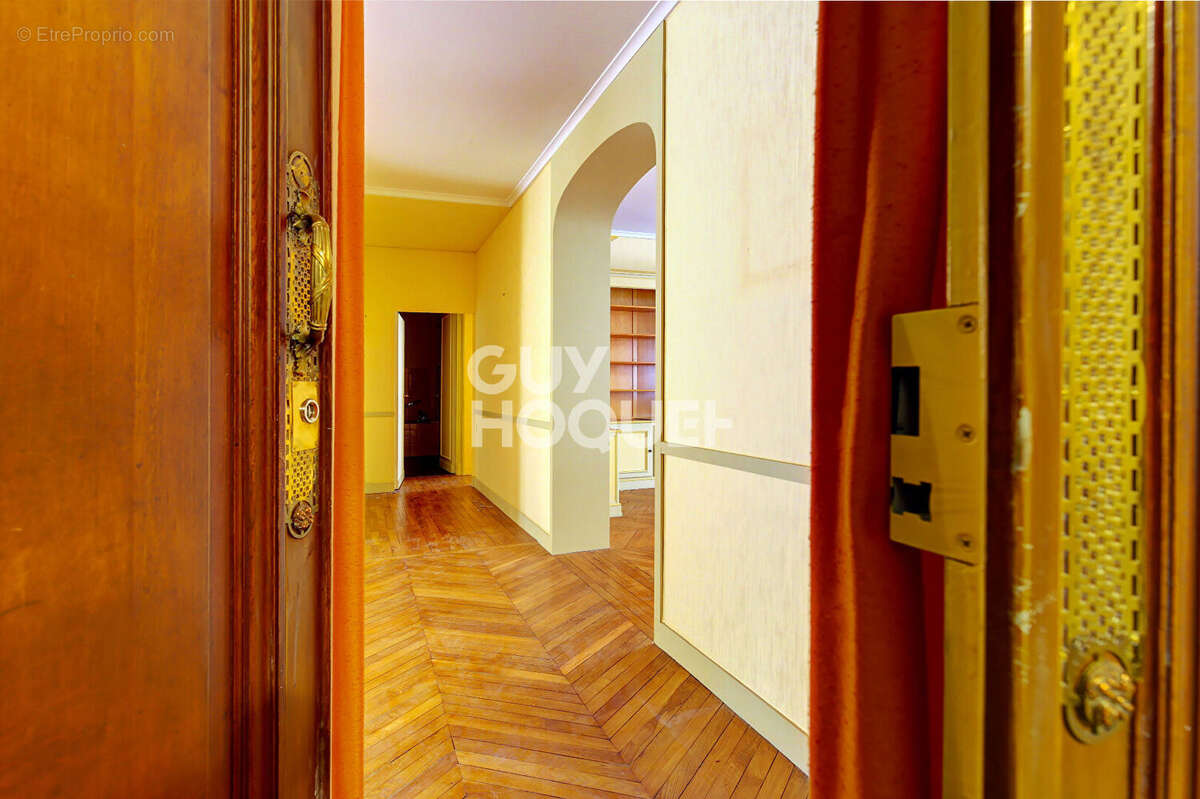 Appartement à PARIS-16E