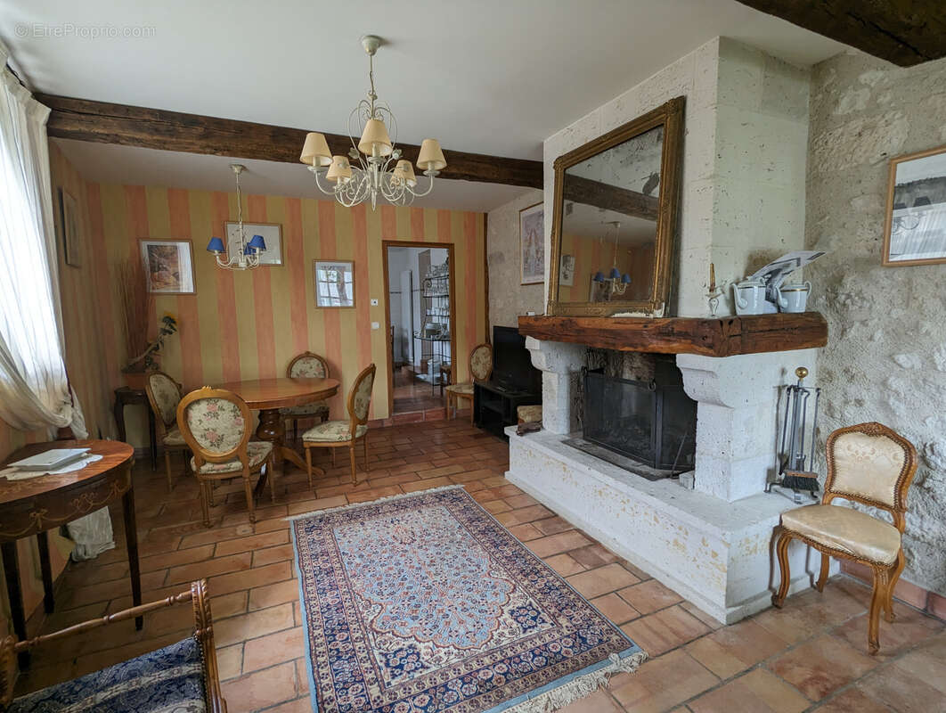Maison à MONTJOI