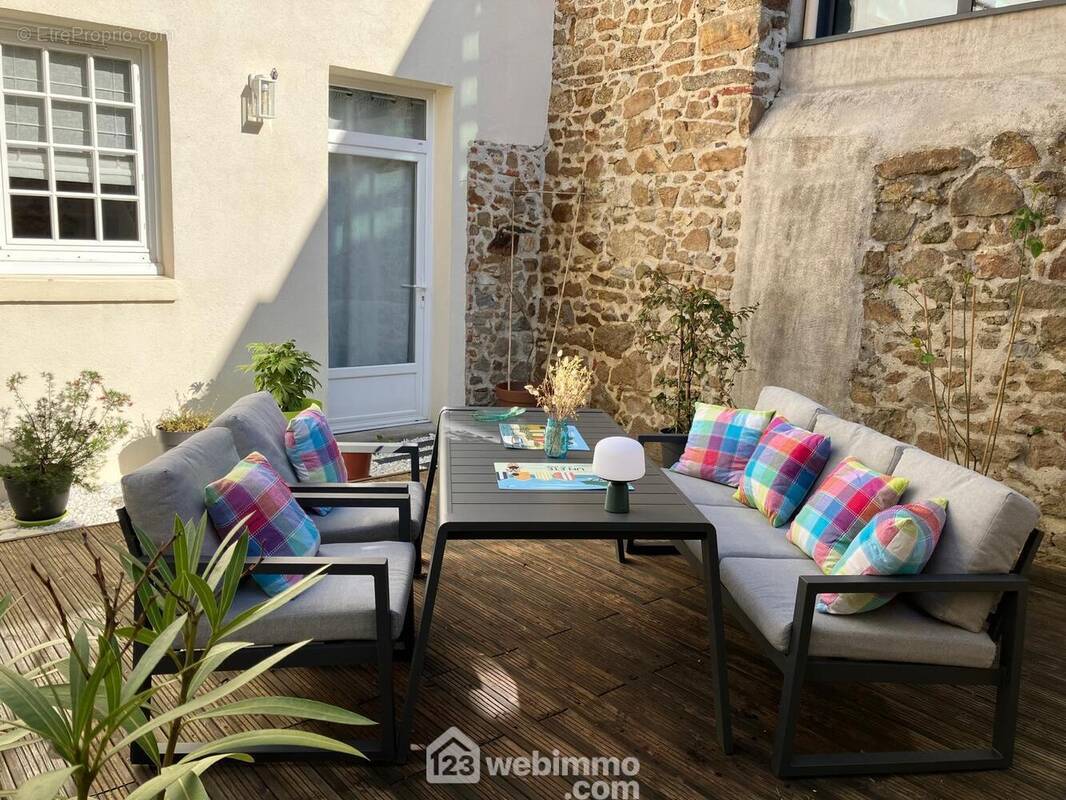 Extérieur intime avec terrasse bois et cabanon de rangement en dur. - Maison à LA ROCHE-SUR-YON