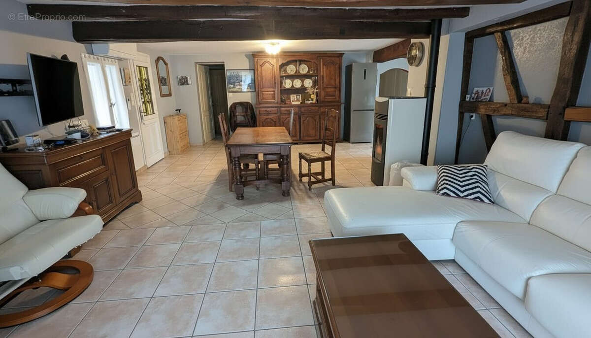 Salon - Maison à SAINT-BONNET-EN-BRESSE
