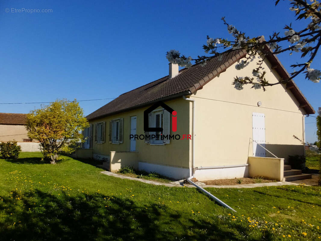 Maison à AINAY-LE-CHATEAU