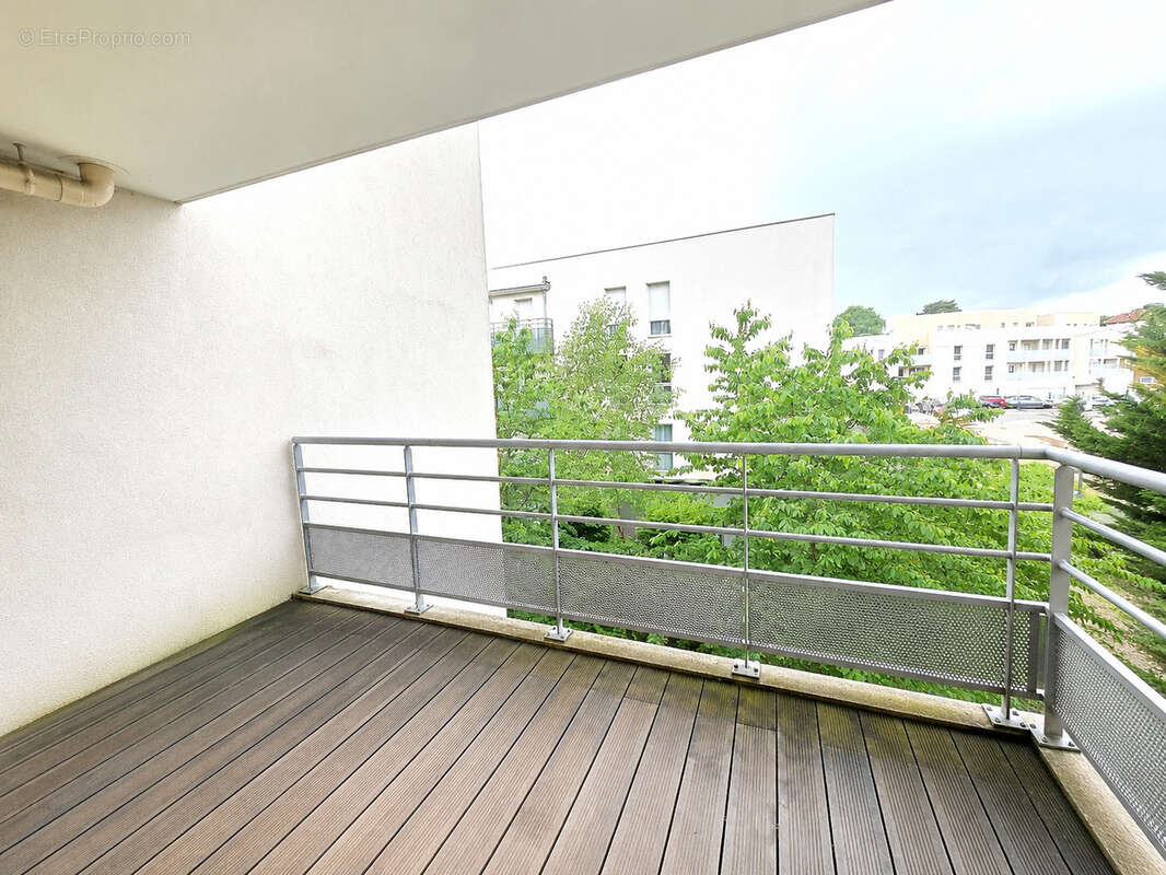 Appartement T3 récent avec terrasse et garage - photo 2