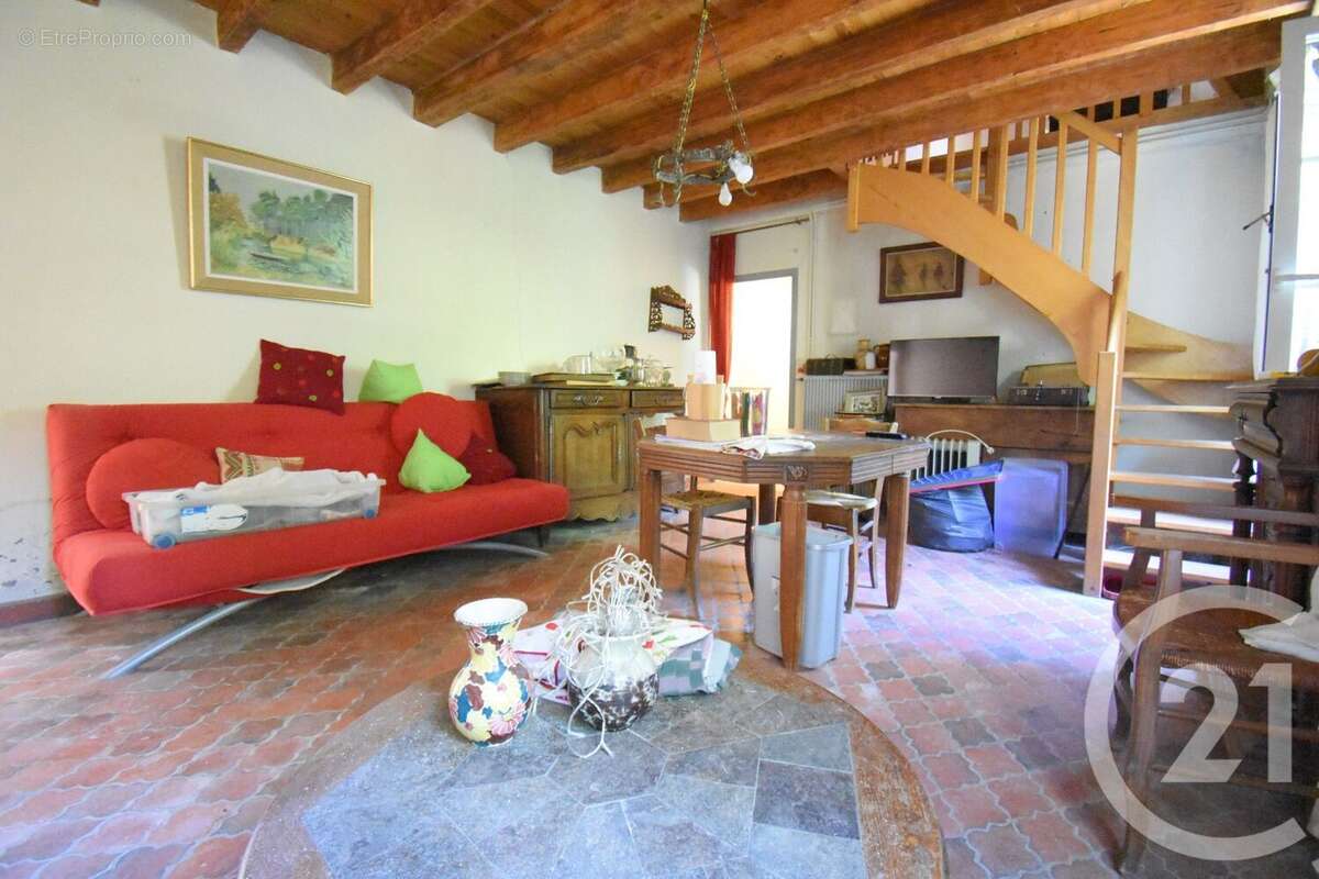 Maison à SAINT-REMY-EN-ROLLAT