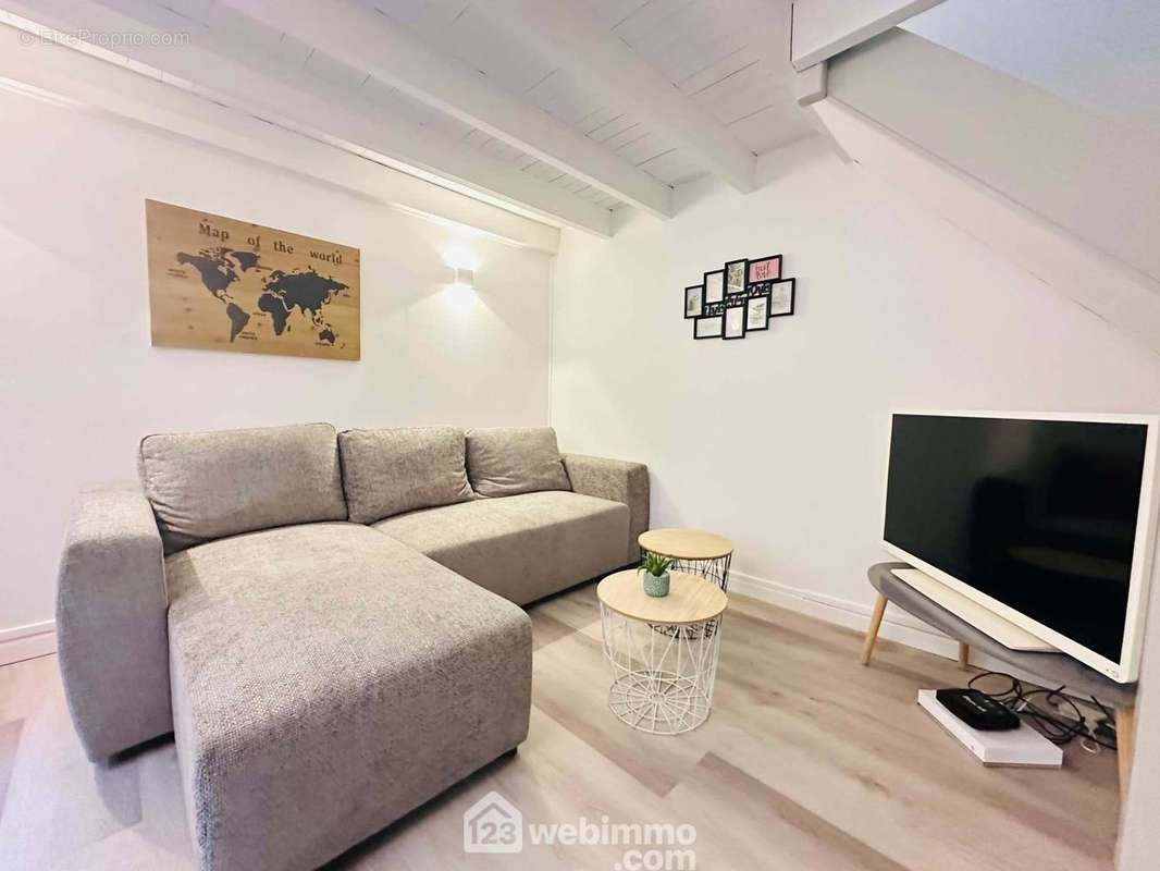 Voici le salon chaleureux - Appartement à LAON