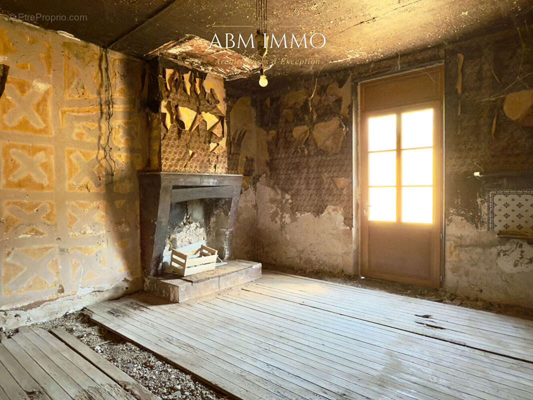 Maison en pierre a renover - fort potentiel - photo 5