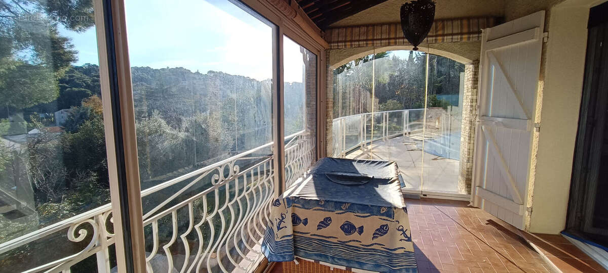 ** Sud ** MAISON Double ** Terrasse & Piscine ** Vue Dégagée ** (83500) LA SEYNE SUR MER **ur Mer 6 pièce(s) - photo 6