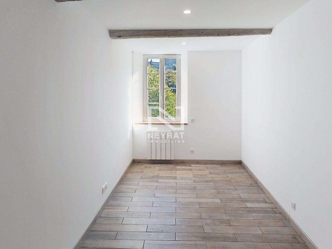 Appartement à TOURRETTES