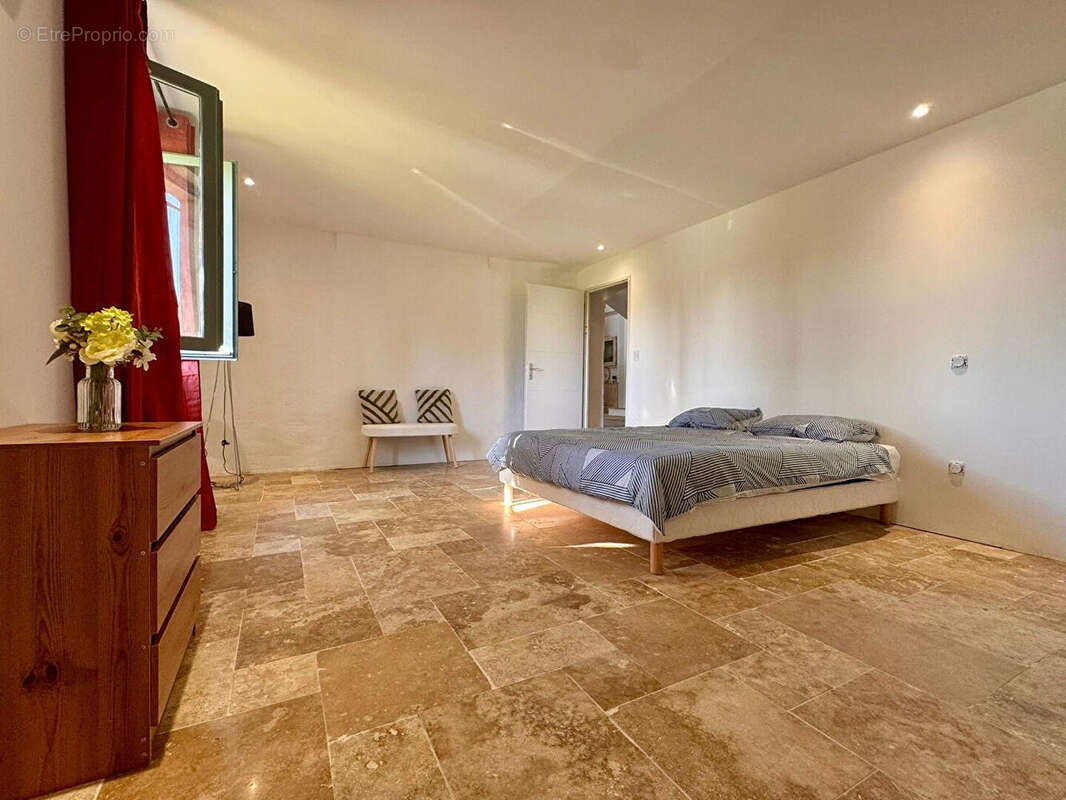 Mas de 400 m² entièrement restauré avec piscine sur 6 000 m² de jardin. - photo 10