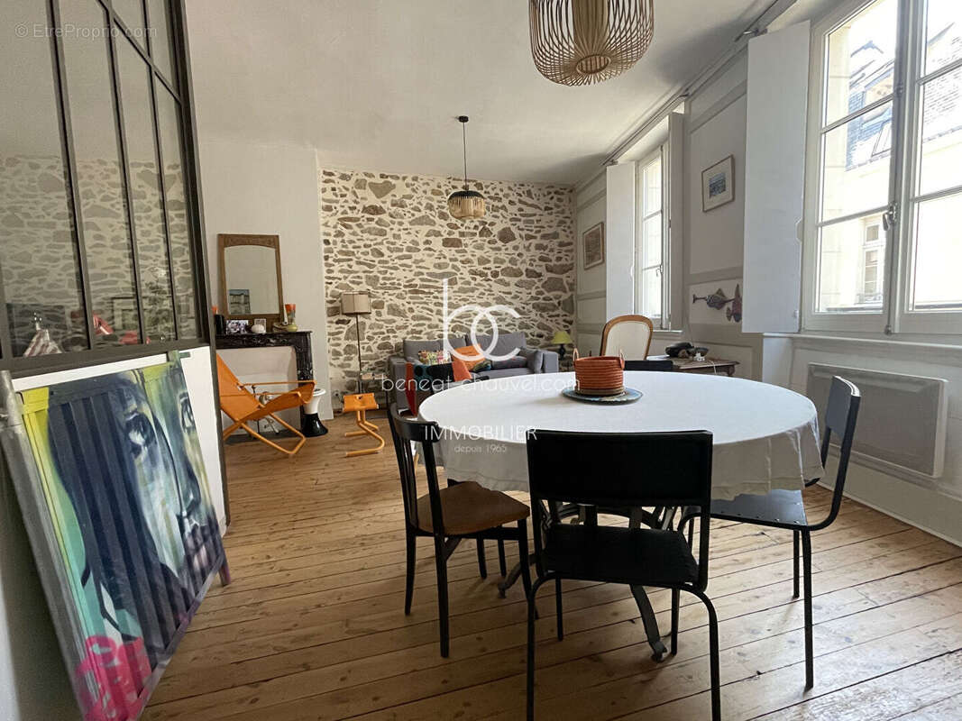 Vannes Centre Historique - Superbe T3 de 74.19 m² (77.28 m² au sol) à deux pas du Port - photo 3