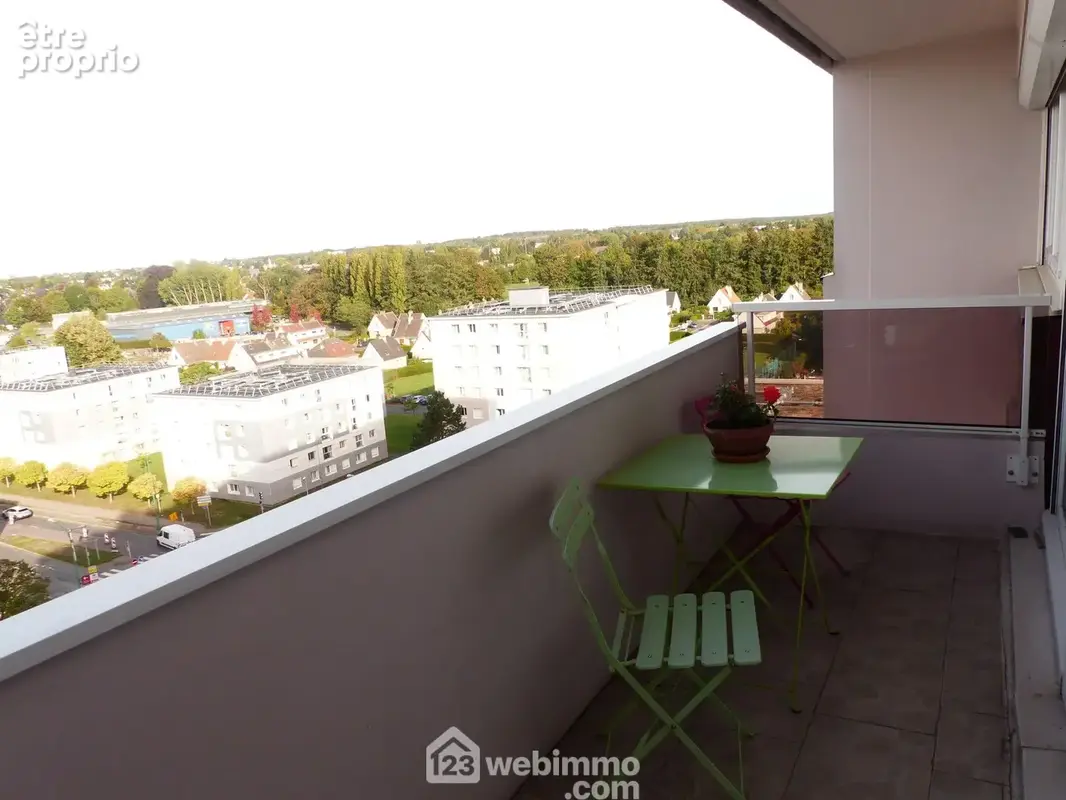 ... Sur le balcon et une belle vue panoramique.