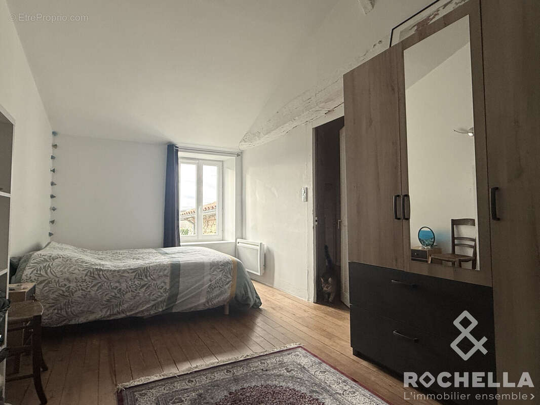 Chambre avec accès grenier aménageable - Maison à SAINT-SAVINIEN