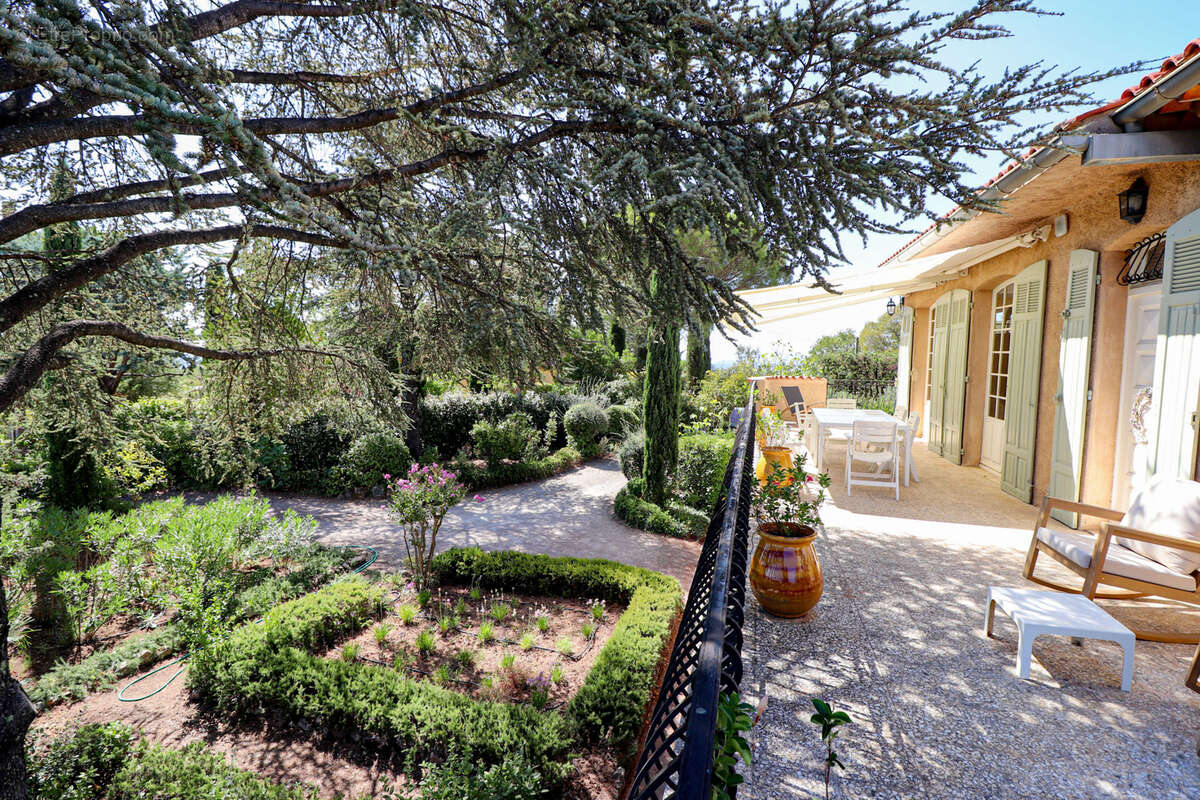 Villa 5 chambres sur terrain 2000m2 avec piscine à 2 pas du village de flayosc - photo 27