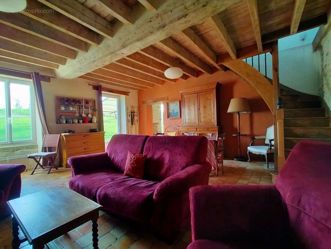 Maison à vendre à St Germain de Coulamer séjour - Maison à SAINT-GERMAIN-DE-COULAMER