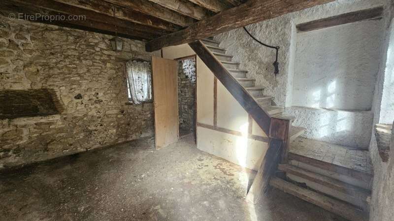 BEYNES (78) - Grange 40m² au sol à aménager - photo 3